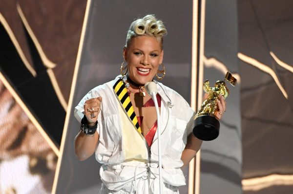 Pink accepts the Michael Jackson Video Vanguard Award 2017 onstage! Pink accepts the Michael Jackson Video Vanguard Award 2017 onstage!