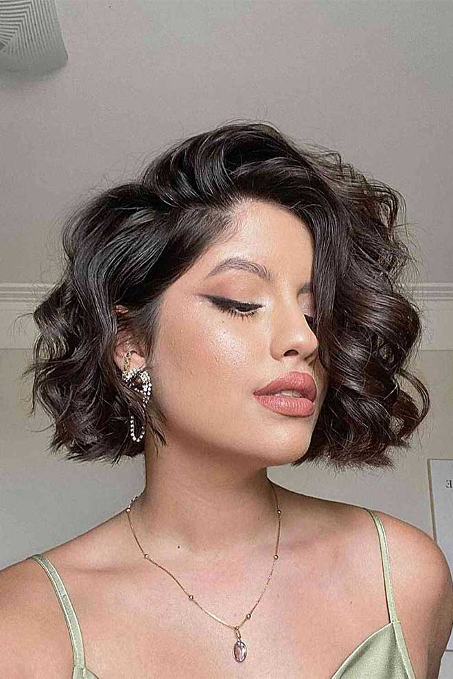 Short Voluminous Deep Side Part Wavy Bob