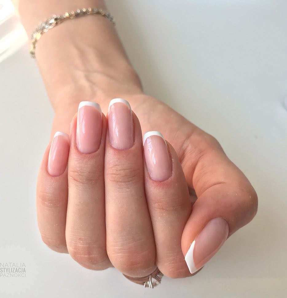 Amazing classical French tip nails for a stylish look all year around