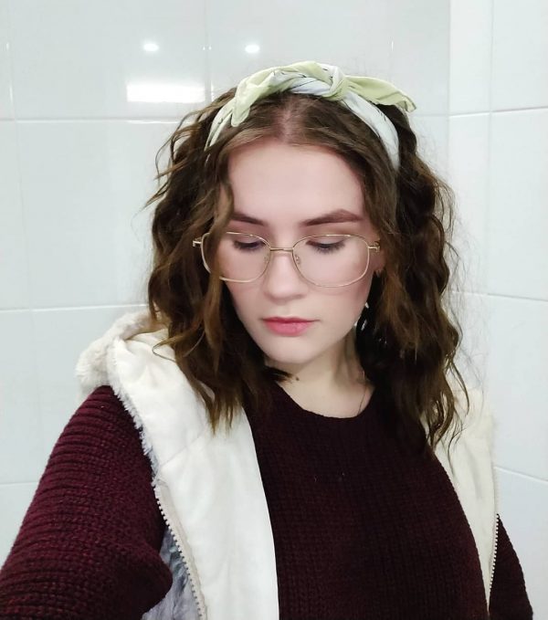 Amazing Curly hairdo with scarf look! Amazing Curly hairdo with scarf look!