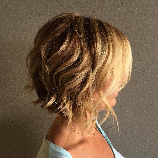 Awesome Curly Bob Hairstyle Look