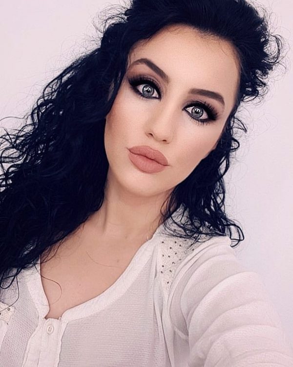 Amazing makeup look applied fenty beauty primer & Foundation Amazing makeup look applied fenty beauty primer & Foundation