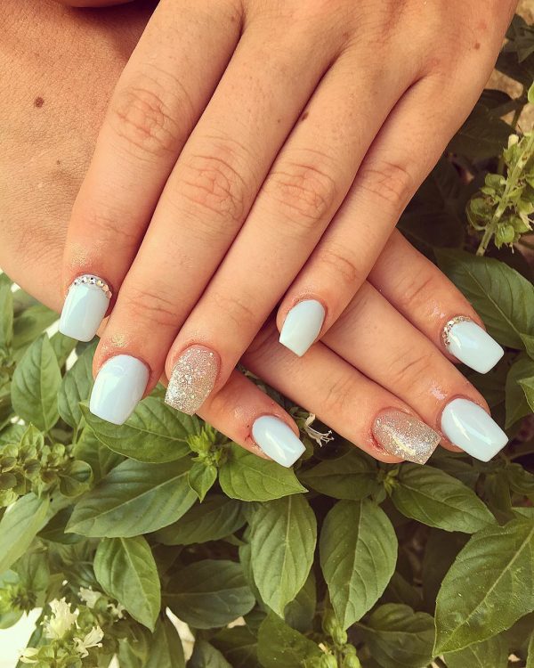 Short light blue summer nails with rhinestones and glittery nails