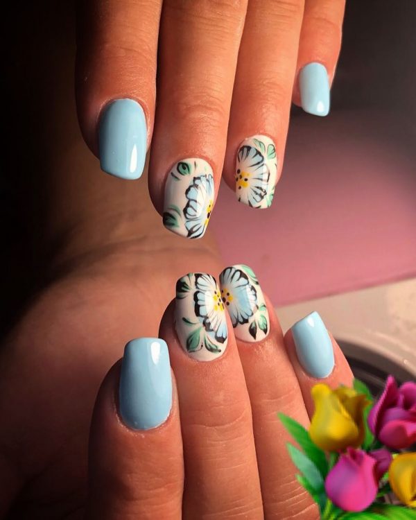 Amazing blue nails art design for summer days!