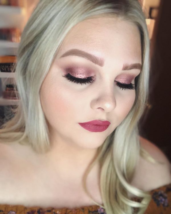 Attractive makeup look that applied Pro Filt'r Instant Retouch Primer & Pro Filt'r Soft Matte Longwear Foundation Attractive makeup look that applied Pro Filt'r Instant Retouch Primer & Pro Filt'r Soft Matte Longwear Foundation