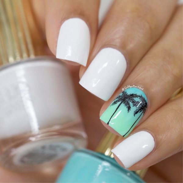 Short white nails with palm accent nail with blue ombre effect for summer days