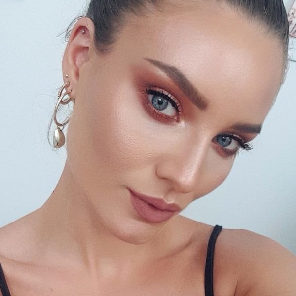 Warm tones makeup look that applied Pro Filt'r Instant Retouch Primer & Pro Filt'r Soft Matte Longwear Foundation Warm tones makeup look that applied Pro Filt'r Instant Retouch Primer & Pro Filt'r Soft Matte Longwear Foundation