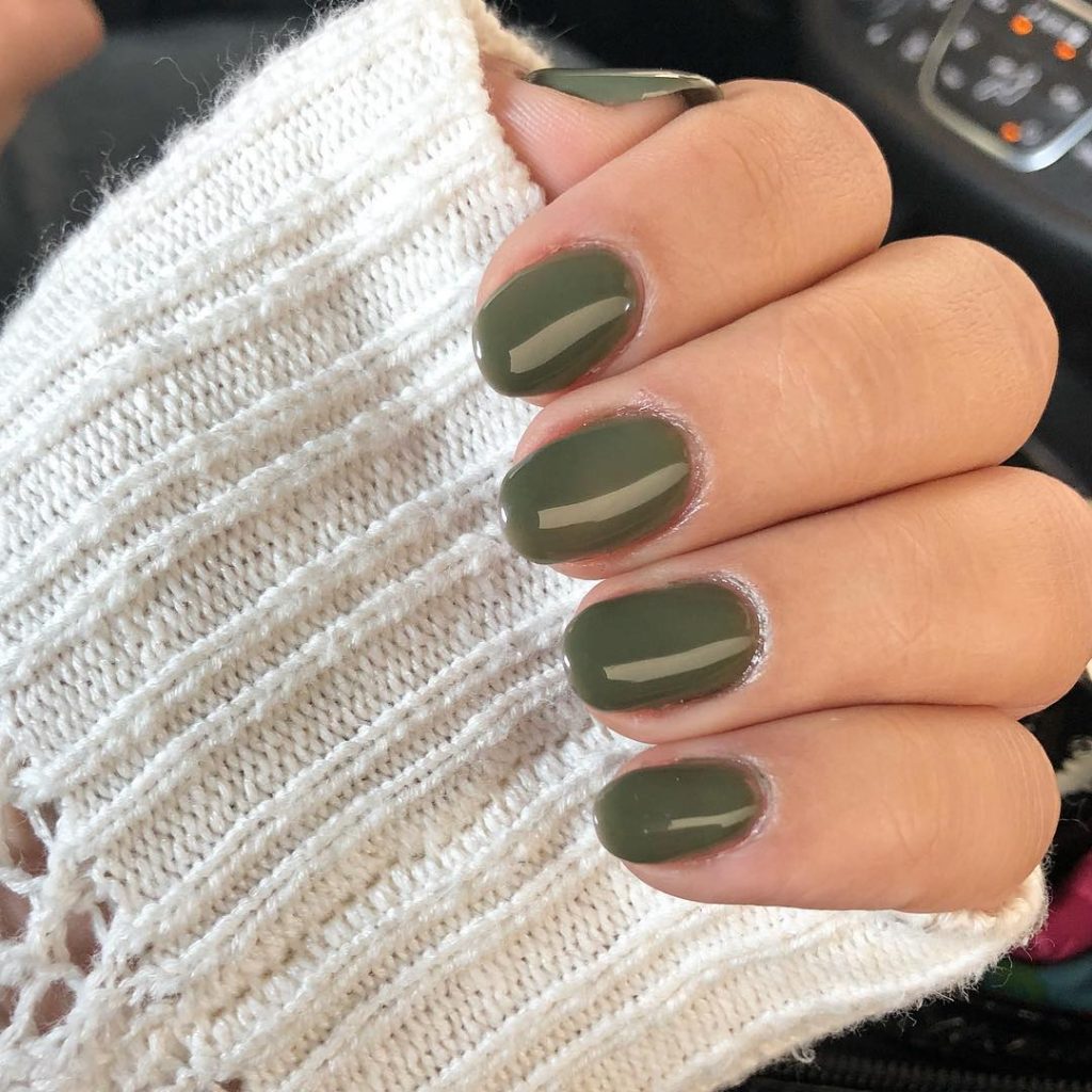 Stunning short round tip olive green nails!