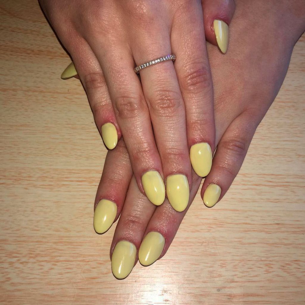 Gorgeous short yellow nail color in matte style!