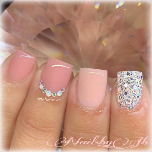 Amazing nude short acrylic nails with an accent glitter nail!