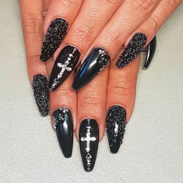 Black Gothic creepy Halloween nails, just try this Gothic nails and you will never regret it!