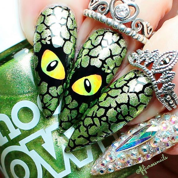 Spooky Creature Halloween Stiletto Nails Spooky Creature Halloween Stiletto Nails are the most spooky Halloween nail designs to wear