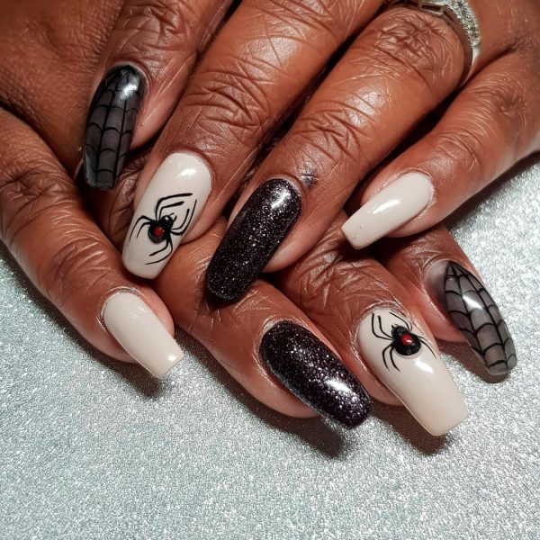 Stunning Halloween Spiderweb Nails Stunning Halloween Spider web Nails which is cute and creepy Halloween Nails