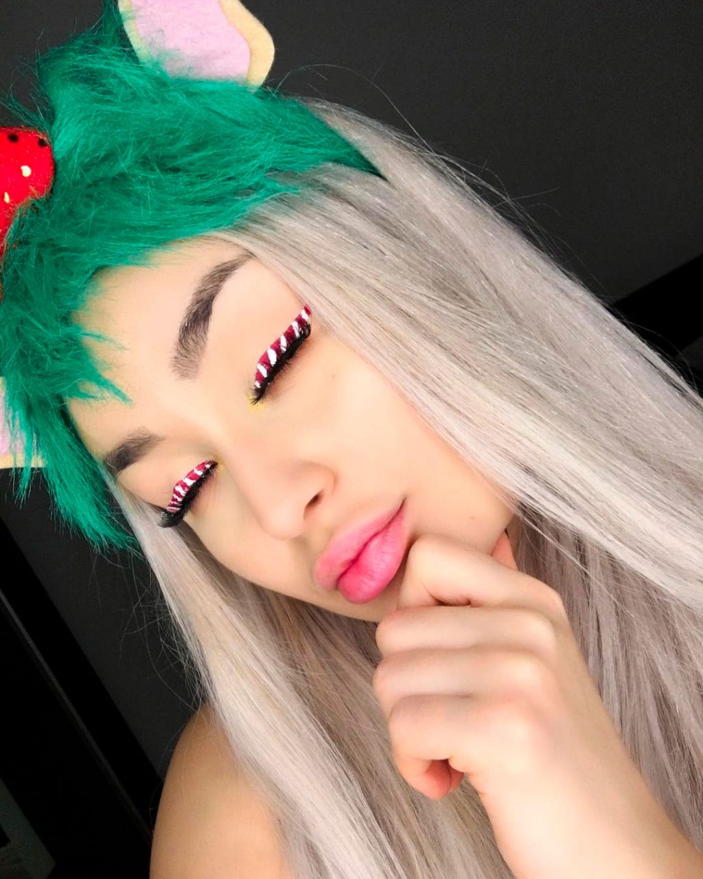 Amazing Christmas Pastel Pink Lips and Candy Cane Eyeliner Makeup Look! Amazing Christmas Pastel Pink Lips and Candy Cane Eyeliner Makeup Look!