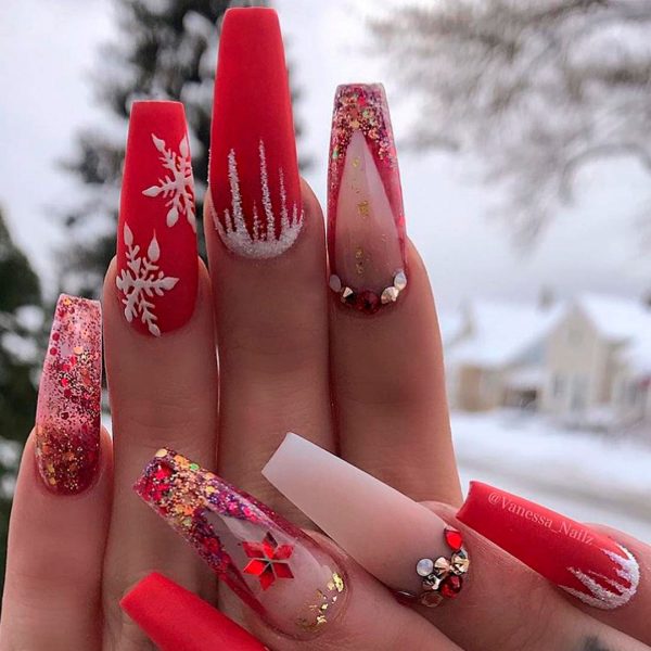 77 Outstanding Christmas Nail Designs to Celebrate This Year