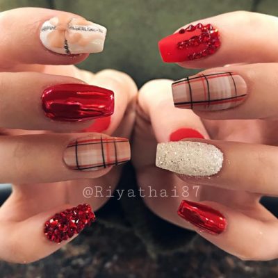 Gorgeous red festive Christmas nails!