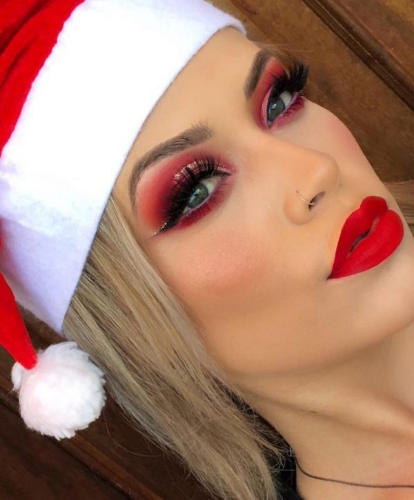 Lovely red Christmas makeup look! Lovely red Christmas makeup look!