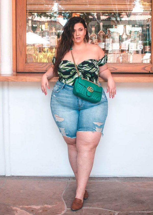Beautiful plus size top and shorts outfit!