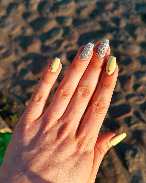 Gorgeous yellow and silver glitter nails for summer 2019
