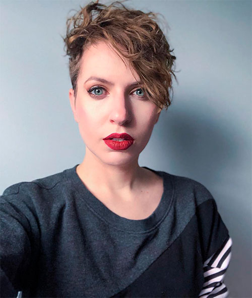 Cute curly pixie haircut with this bold makeup