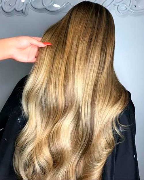 Beautiful caramel blonde hair color for the Fall season