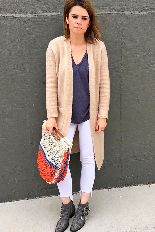 White pants, cardigan, and bucket bag are creating awesome Fall fashion 2019 look, best of fall outfits for women