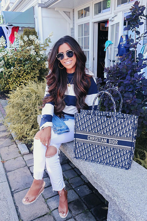 large stripe designed sweater and white pants are cute Fall outfits 2019, are amazing fall outfits for women