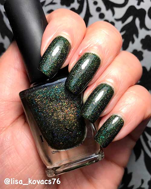 Cute dark green winter nails with gold glitter!