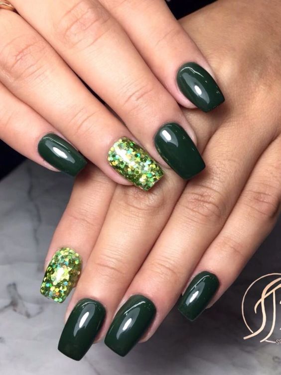 Cute glossy dark green nails with accent glitter nail set!