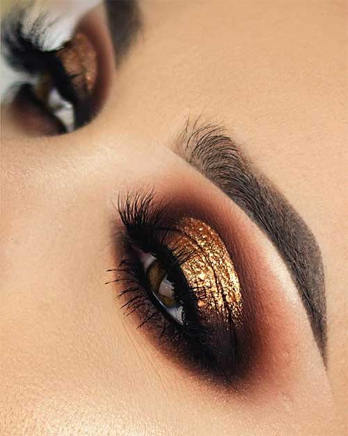 Smokey eye makeup with gold glitter for cute Christmas eye makeup 2019!