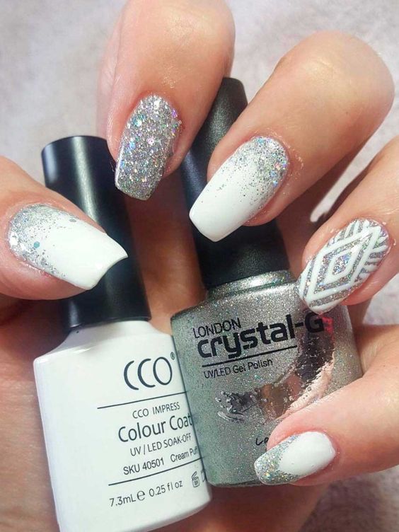 Gorgeous coffin shaped winter nails design with silver glitter for inspiration! 