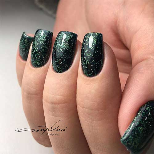Gorgeous dark green nails design with glitter!