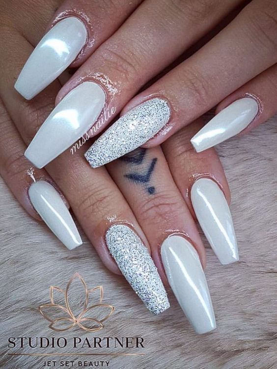 Gorgeous white chrome winter nails set with accent white glitter nail! Gorgeous white chrome winter nails set with accent white glitter nail!