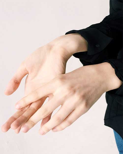 How to fix dry cracked hands with simple natural remedies How to fix dry cracked hands with simple natural remedies