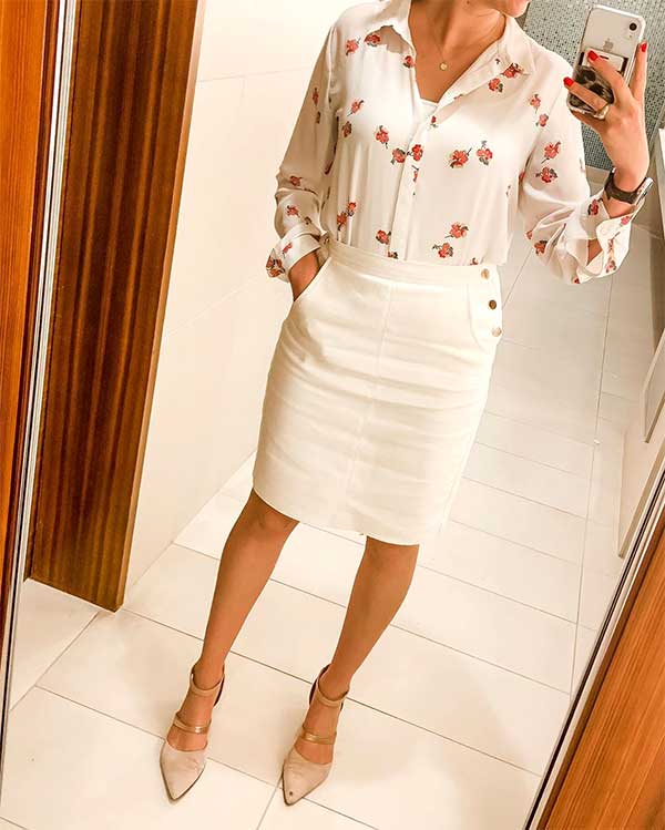 Pencil skirt and blouse outfit idea of floral blouse that dressed with a white pencil skirt and pump shoes