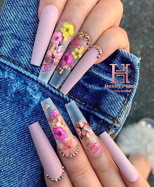Cute spring coffin nails 2020 with two accent floral clear nails design!