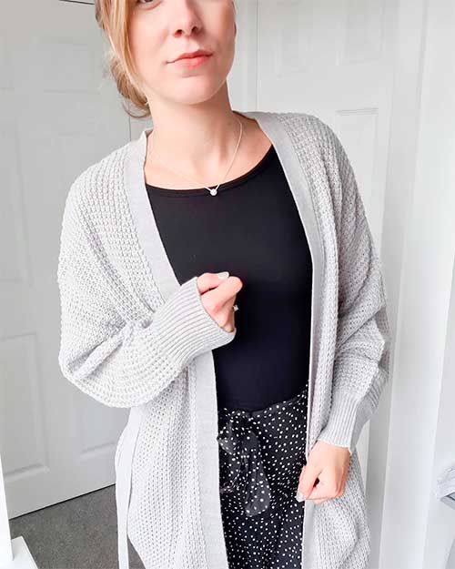 A gray cardigan put on a black top and a polka dot skirt create the perfect fall 2020 look in amazing fall colors! A gray cardigan put on a black top and a polka dot skirt create the perfect fall 2020 look in amazing fall colors!