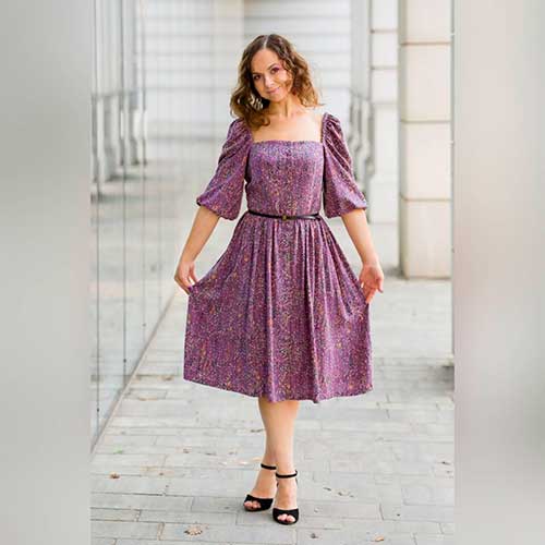 Knee-length violet dress with a pair of black peep toe high heel sandals creating a perfect autumn style with autumn colours!