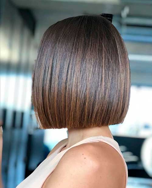The blunt bob is one of the hairstyle trends in fall 2020!