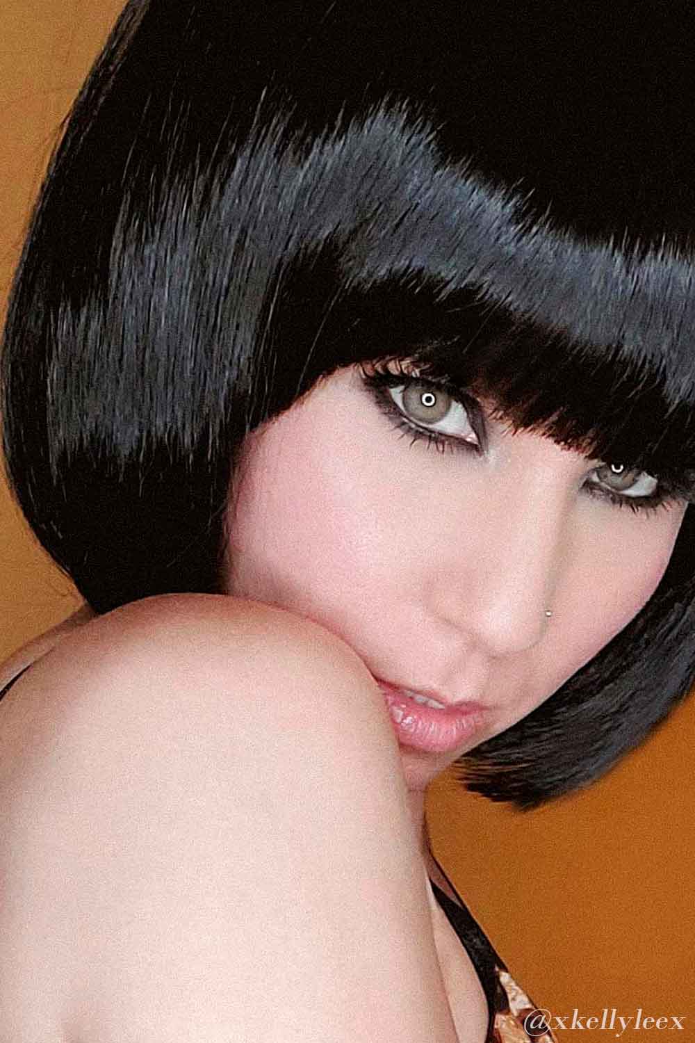 Try this short bob with bangs and black hair and be in line with hair trends Try this short bob with bangs and black hair and be in line with hair trends