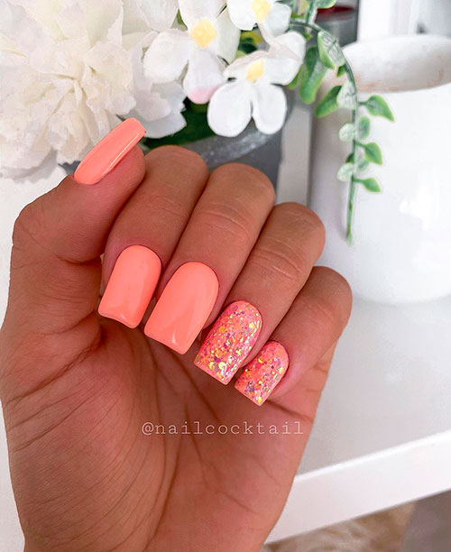 Short peach nails 2021 with glitter touch on two accent nails for summer 2021!