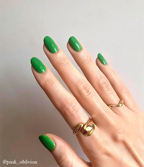 Short lime green nails uses Essie feelin' just lime Nail Polish for summer 2021