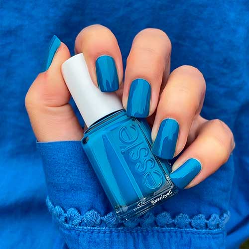 Short blue nails use Essie juicy details nail polish