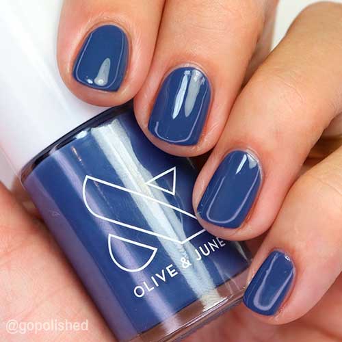 Glossy sun-bleached navy blue short nails with Olive & June SOCIAL STUDIES for Fall 2021
