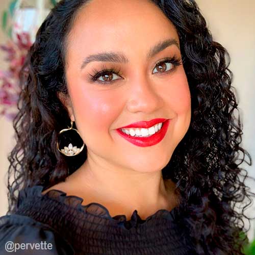 Gorgeous makeup look that combines blushed pink cheeks and matte red lips Gorgeous makeup look that combines blushed pink cheeks and matte red lips
