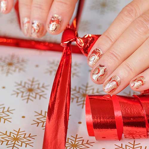 Short Nails Covered with Sparkling Gold Winter Bow-Mance Color Street Nail Strips