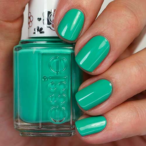 Short dark mint green nails use "Along For The Vibe" Essie nail polish from Movin’ & Groovin’ Collection
