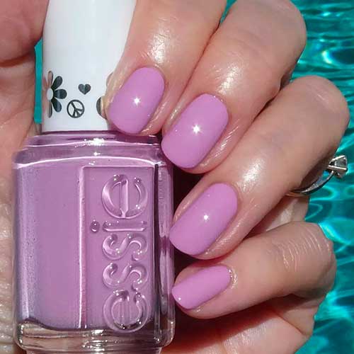 Short soft purple nails use Essie Nail Polish Run Wildflower from Essie Movin’ & Groovin’ Collection