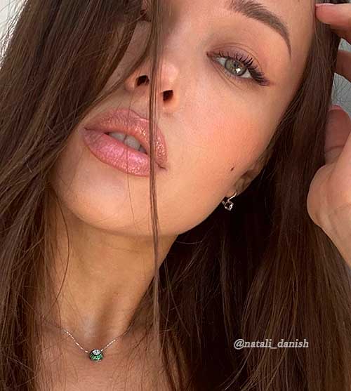 Stunning Nude Makeup with Light and Glossy Lip Color Stunning Nude Makeup with Light and Glossy Lip Color
