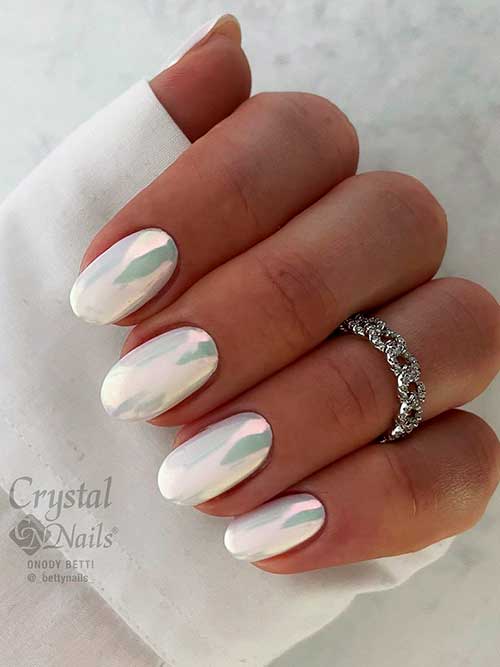 Short Round Shaped Dazzling White Chrome Nails for Summertime